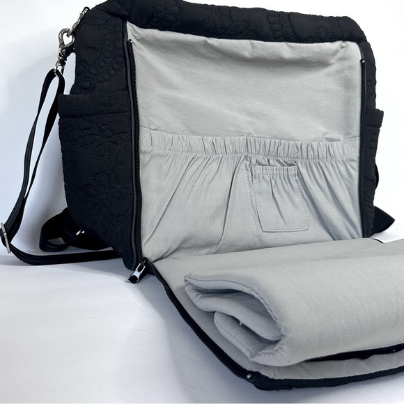 Petunia Pickle Bottom convertible diaper bag quilted black - Picture 5 of 15